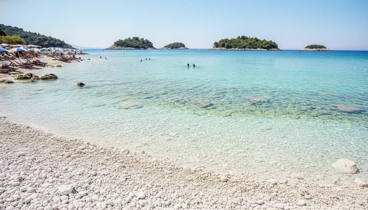 Acque cristalline turchesi della spiaggia di Ksamil con isole in lontananza, Albania